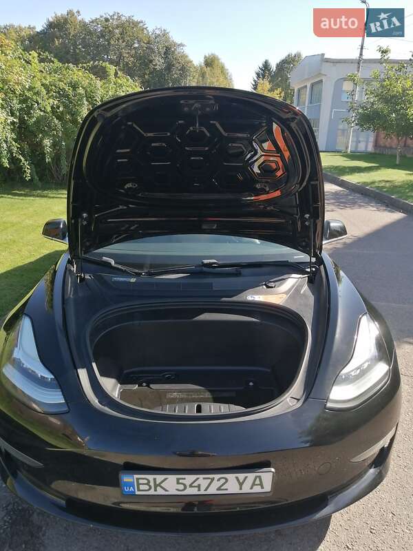 Седан Tesla Model 3 2018 в Рівному