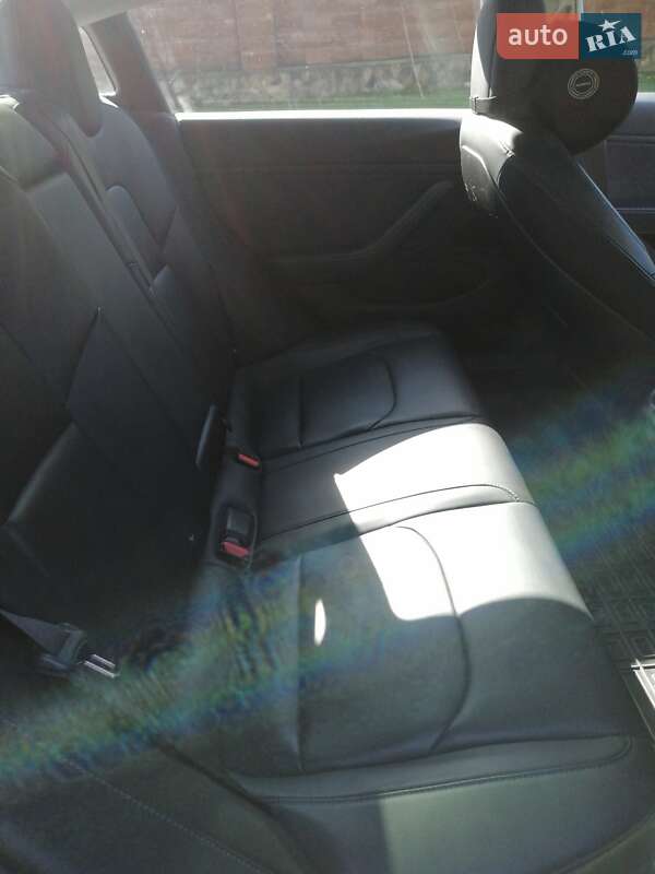 Седан Tesla Model 3 2018 в Рівному