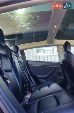 Седан Tesla Model 3 2022 в 