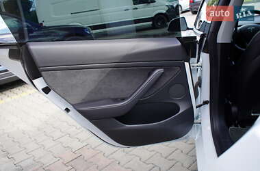 Седан Tesla Model 3 2022 в 