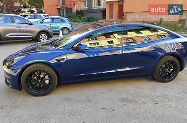 Седан Tesla Model 3 2022 в 