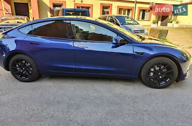 Седан Tesla Model 3 2022 в 