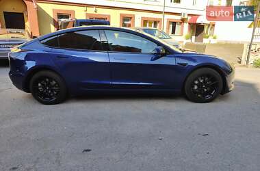 Седан Tesla Model 3 2022 в 