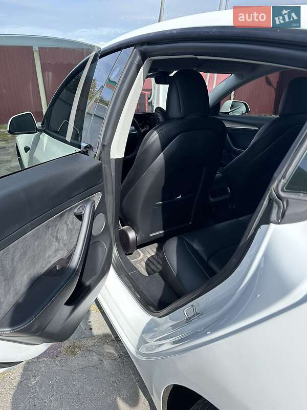 Седан Tesla Model 3 2022 в Буську