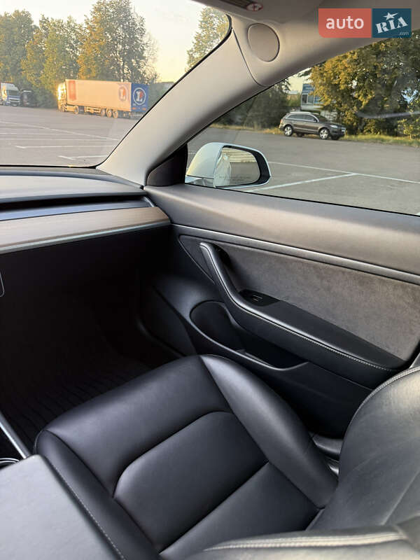 Седан Tesla Model 3 2020 в Рівному