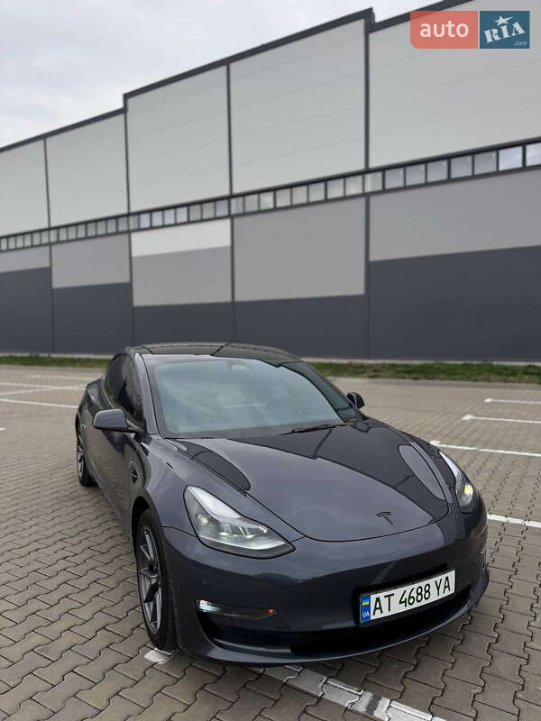 Седан Tesla Model 3 2023 в 