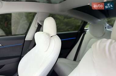 Седан Tesla Model 3 2021 в Малине
