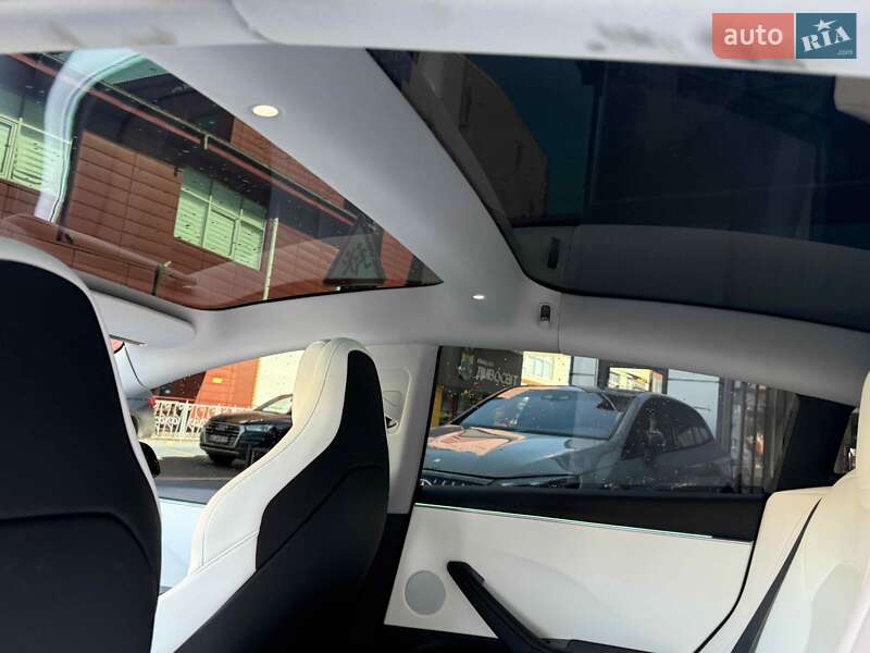 Седан Tesla Model 3 2024 в Львове