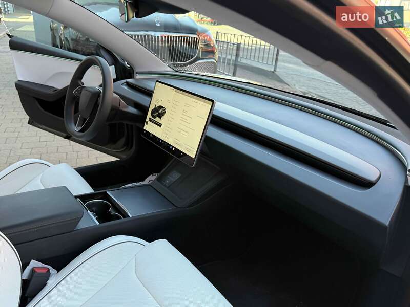 Седан Tesla Model 3 2024 в Львове