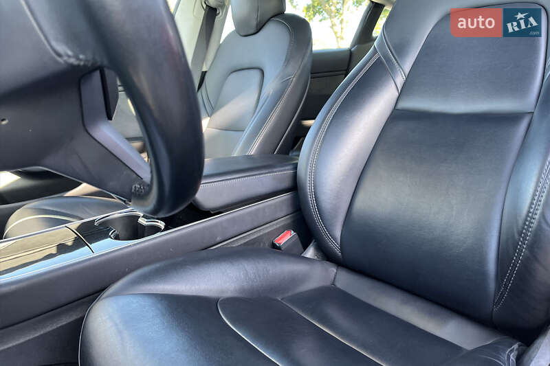 Седан Tesla Model 3 2019 в Коломиї