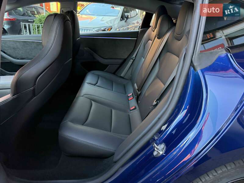 Седан Tesla Model 3 2024 в Львове