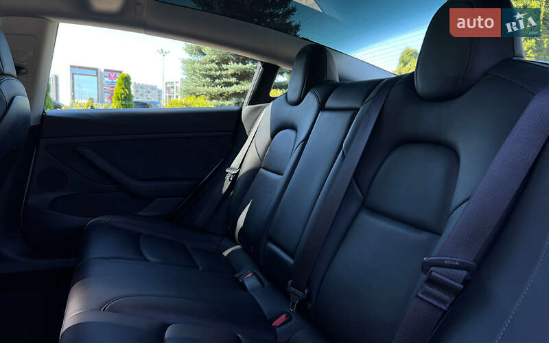 Седан Tesla Model 3 2022 в Львове