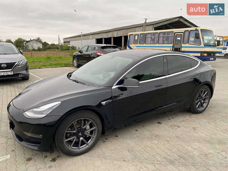 Седан Tesla Model 3 2019 в Львові