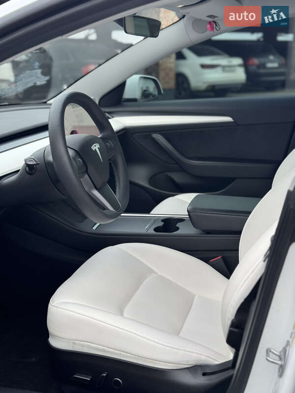Седан Tesla Model 3 2021 в Львові