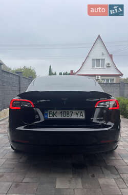 Седан Tesla Model 3 2022 в 