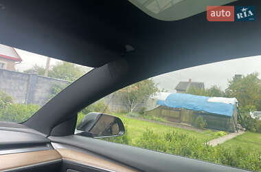 Седан Tesla Model 3 2022 в 