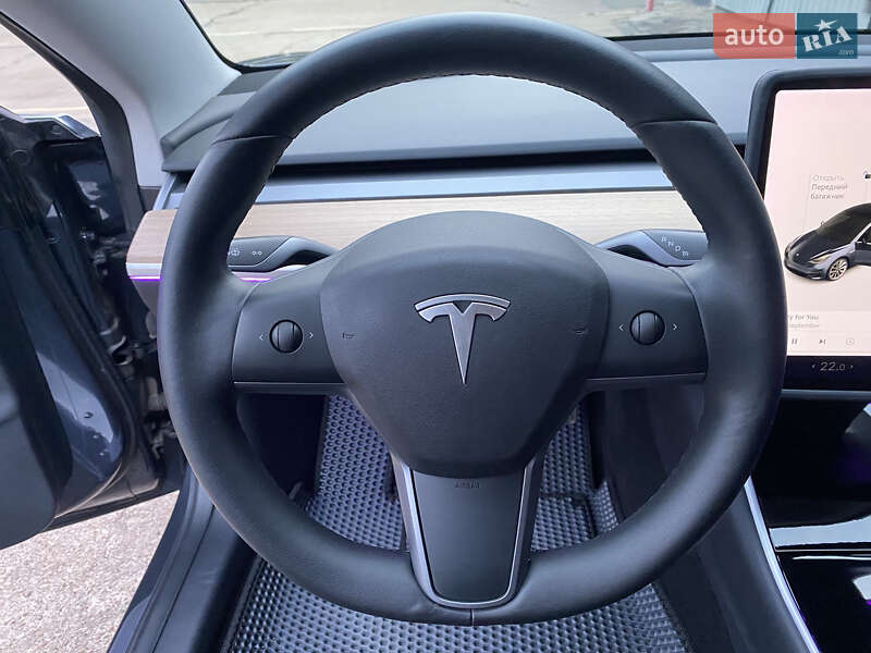Седан Tesla Model 3 2019 в Прилуках