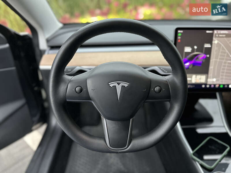 Седан Tesla Model 3 2020 в Луцьку