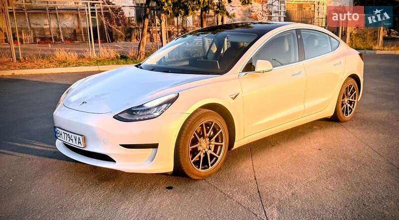 Седан Tesla Model 3 2019 в Измаиле