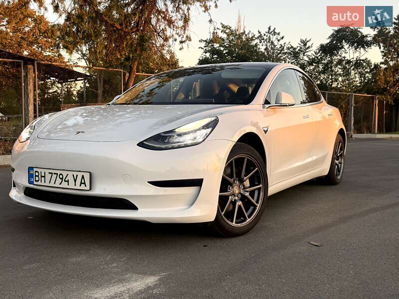 Седан Tesla Model 3 2019 в Измаиле