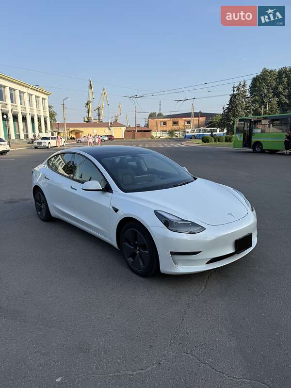 Седан Tesla Model 3 2023 в 