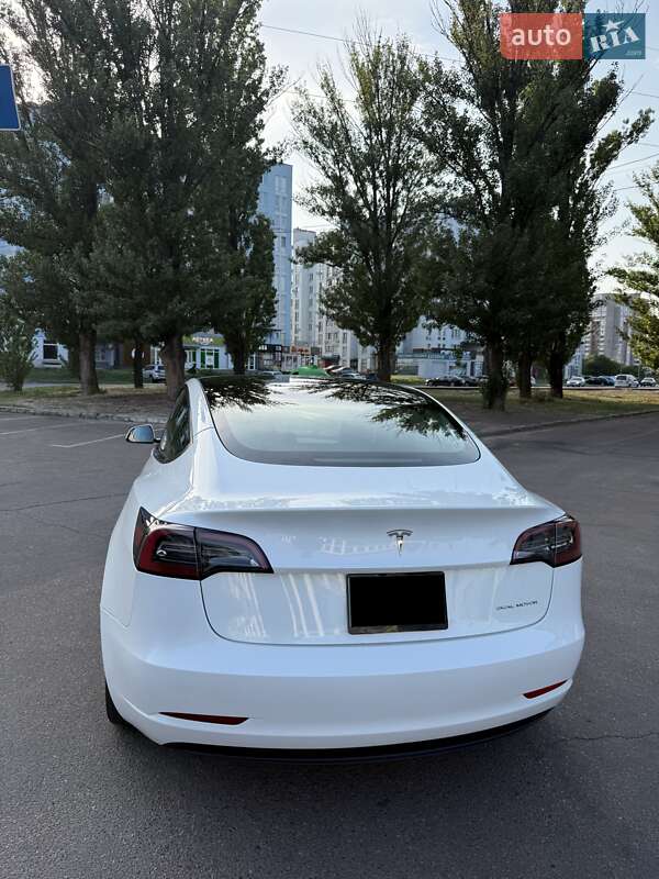 Седан Tesla Model 3 2023 в Черкасах