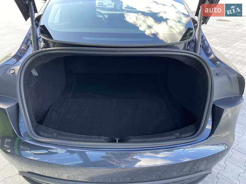 Седан Tesla Model 3 2024 в Киеве