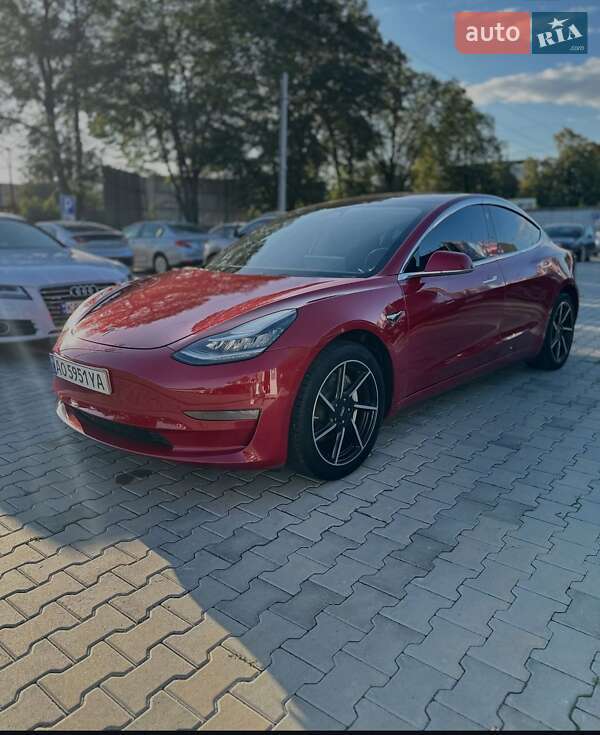 Седан Tesla Model 3 2018 в Ужгороді