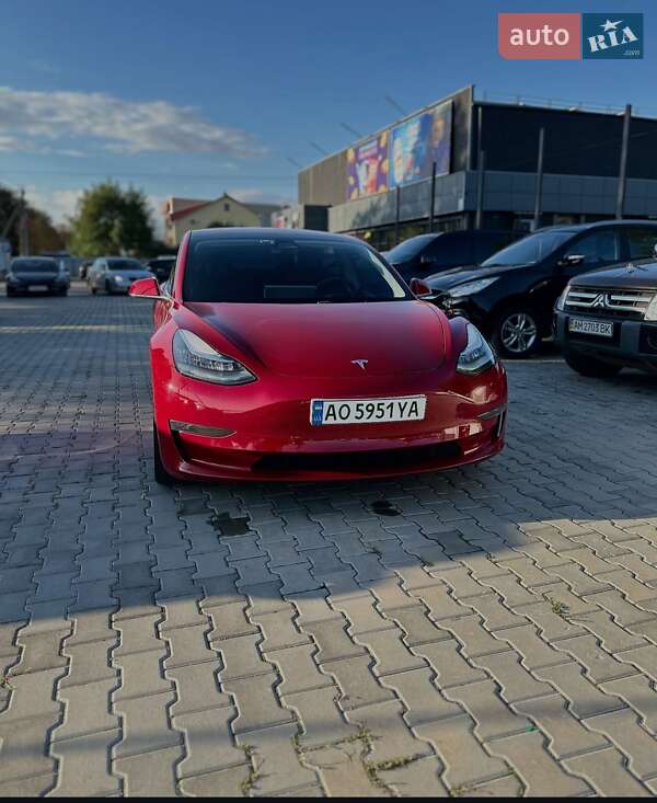 Седан Tesla Model 3 2018 в Ужгороді