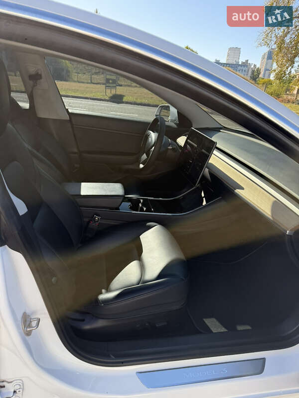Седан Tesla Model 3 2019 в Киеве