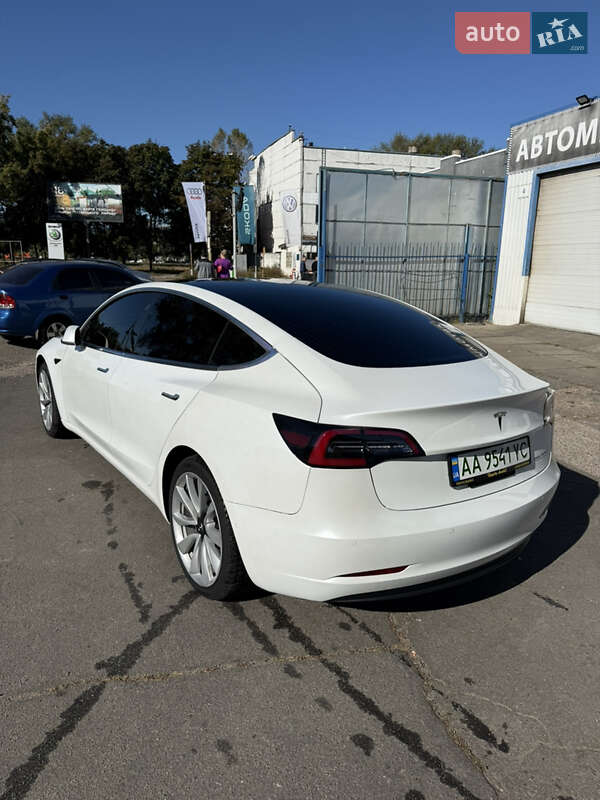 Седан Tesla Model 3 2019 в Киеве