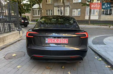 Седан Tesla Model 3 2024 в 