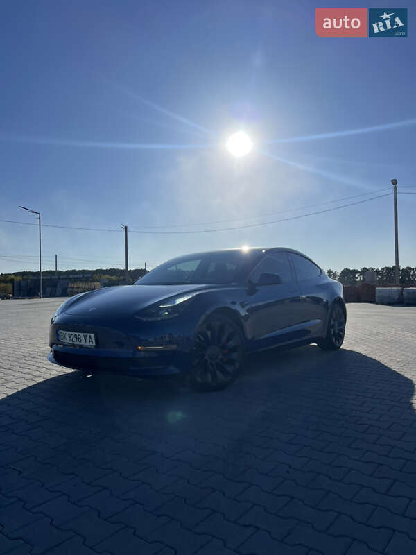 Седан Tesla Model 3 2022 в Ровно