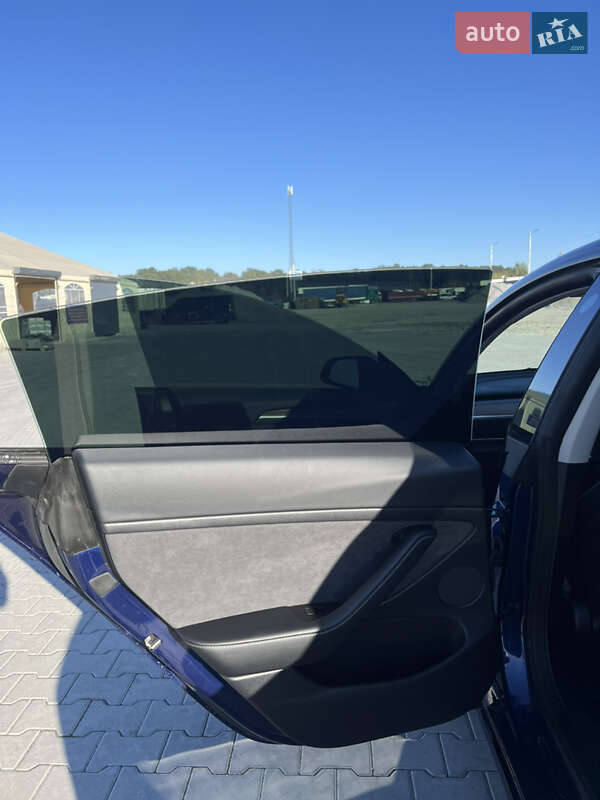 Седан Tesla Model 3 2022 в Ровно
