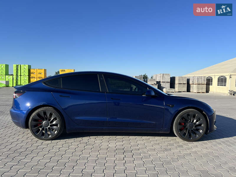 Седан Tesla Model 3 2022 в Ровно
