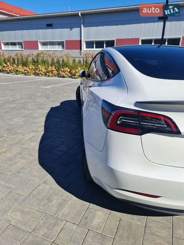 Седан Tesla Model 3 2023 в Луцьку