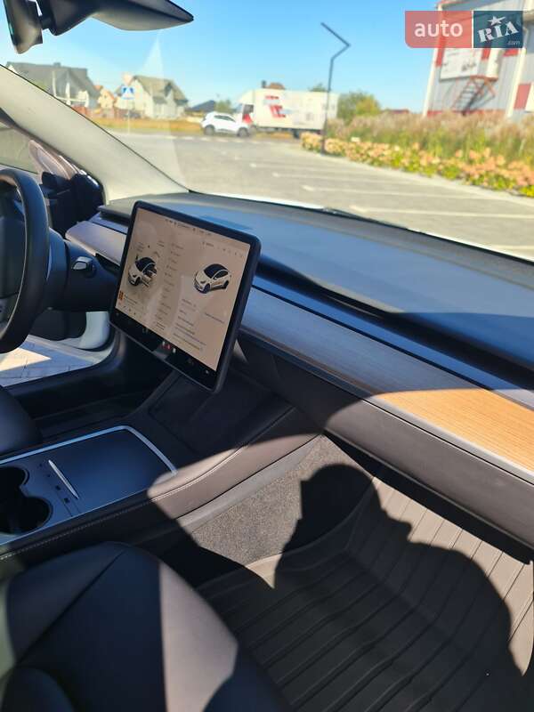 Седан Tesla Model 3 2023 в Луцьку
