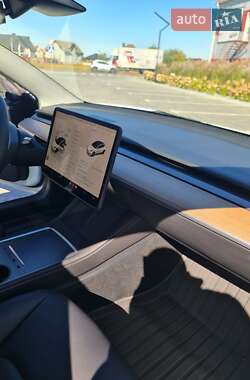 Седан Tesla Model 3 2023 в 