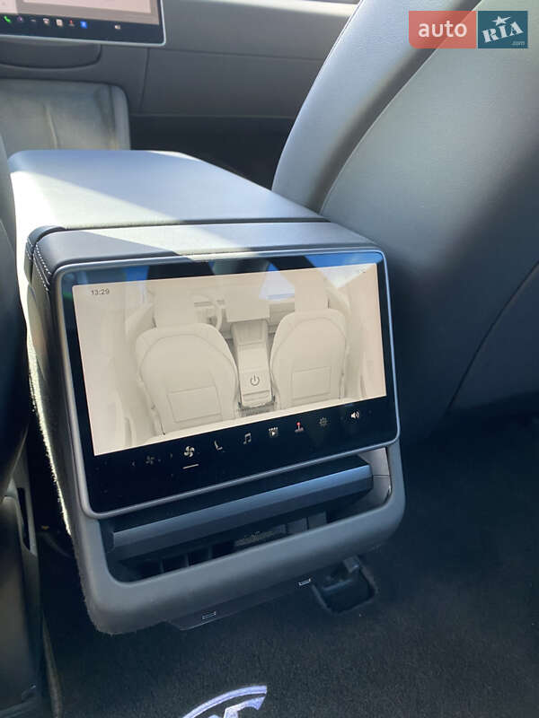 Седан Tesla Model 3 2024 в Києві