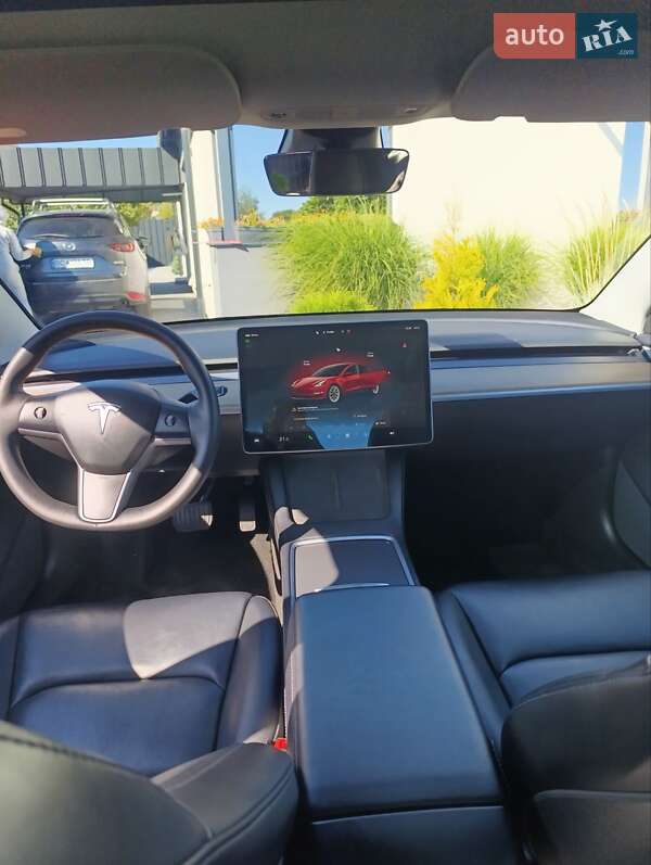 Седан Tesla Model 3 2022 в Стрию