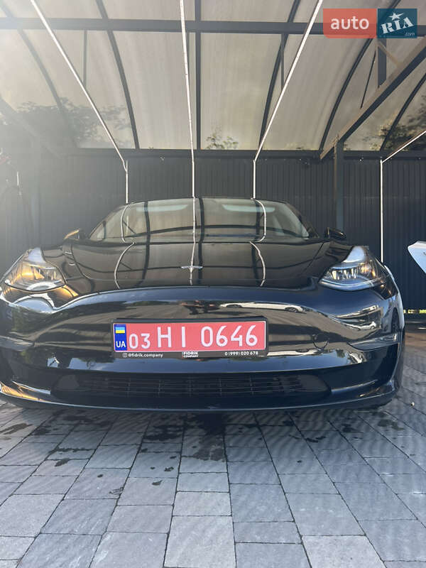Седан Tesla Model 3 2022 в 