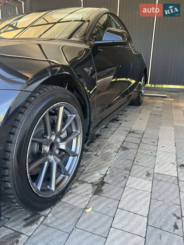 Седан Tesla Model 3 2022 в Ужгороде