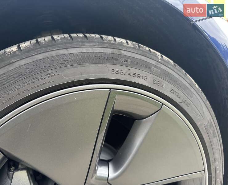 Седан Tesla Model 3 2023 в Сумах