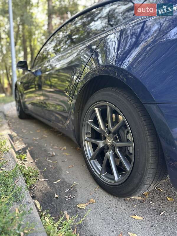 Седан Tesla Model 3 2023 в Сумах