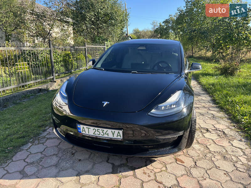 Седан Tesla Model 3 2018 в Долині