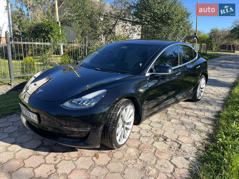 Седан Tesla Model 3 2018 в Долині