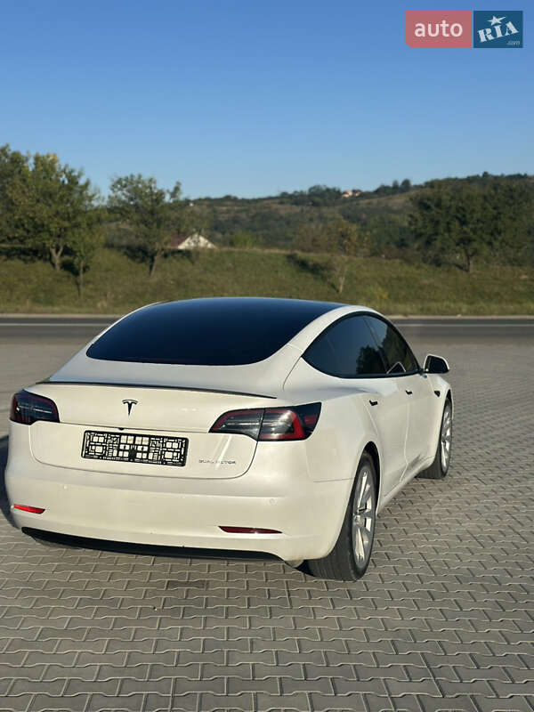 Седан Tesla Model 3 2021 в Черновцах