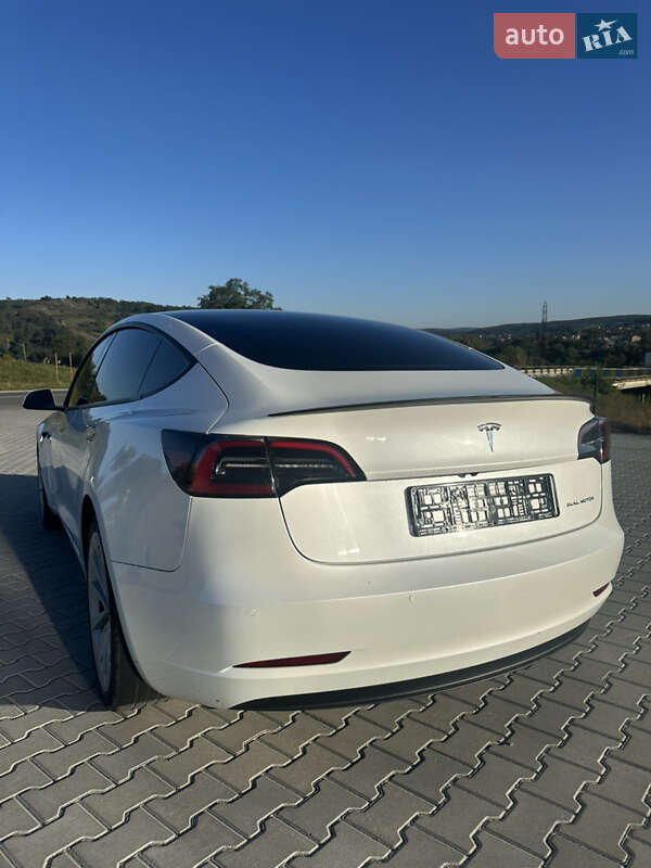 Седан Tesla Model 3 2021 в Черновцах