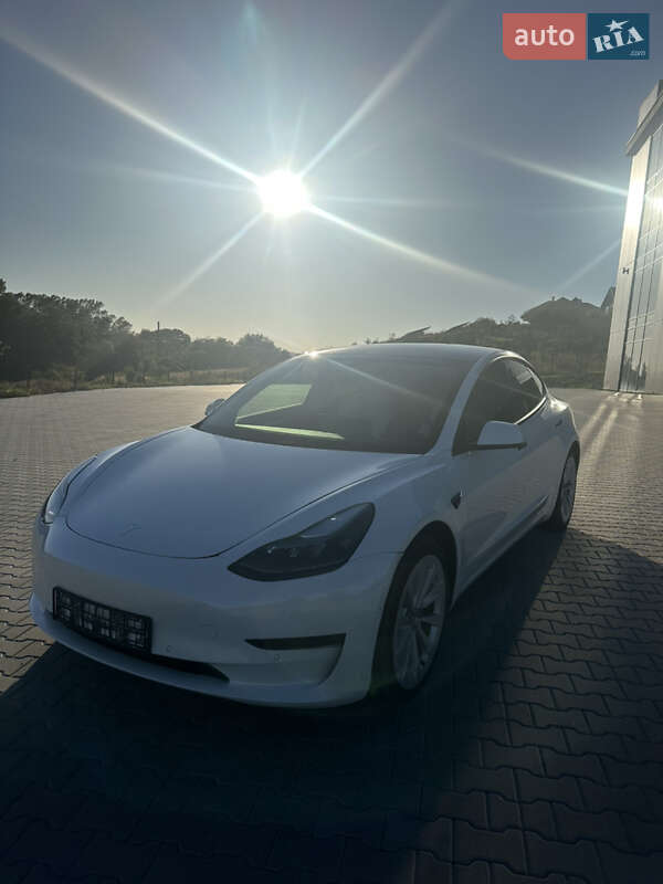Седан Tesla Model 3 2021 в Черновцах