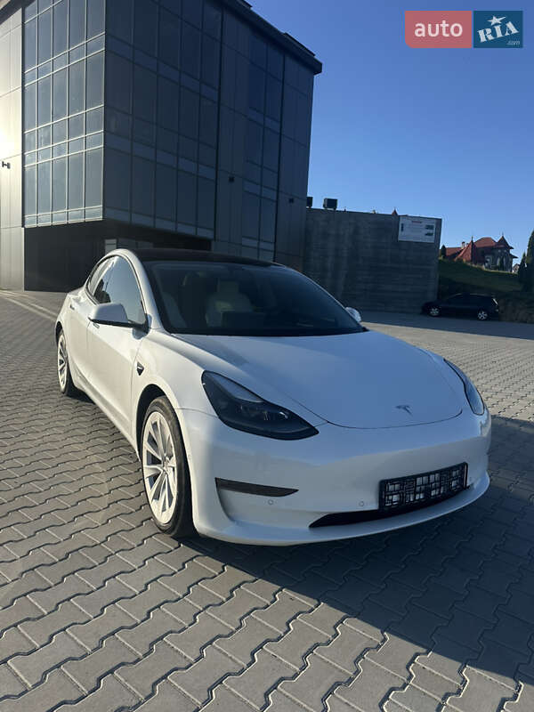 Седан Tesla Model 3 2021 в Черновцах
